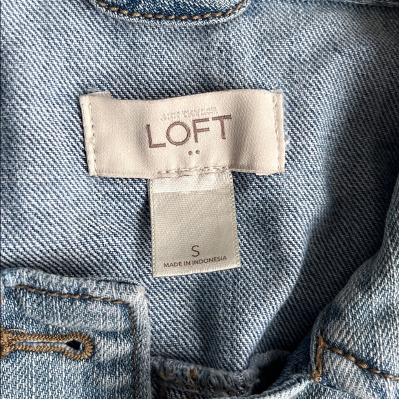 LOFT Women’s Cropped 3/4 Sleeve Light Blue Denim Jean Jacket Slightly Distressed - Picture 2 of 7